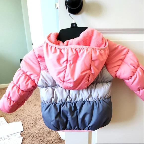 Osh kosh Toddler's puffer winter jacket with hat and mittans - Picture 2 of 6